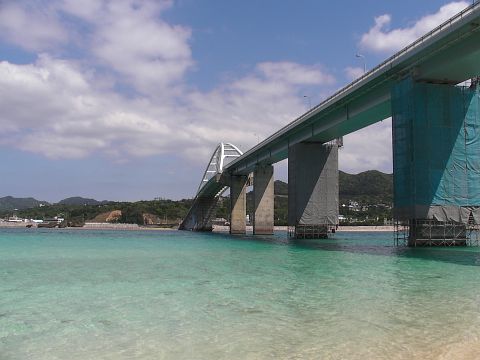 瀬底島の入り口の橋